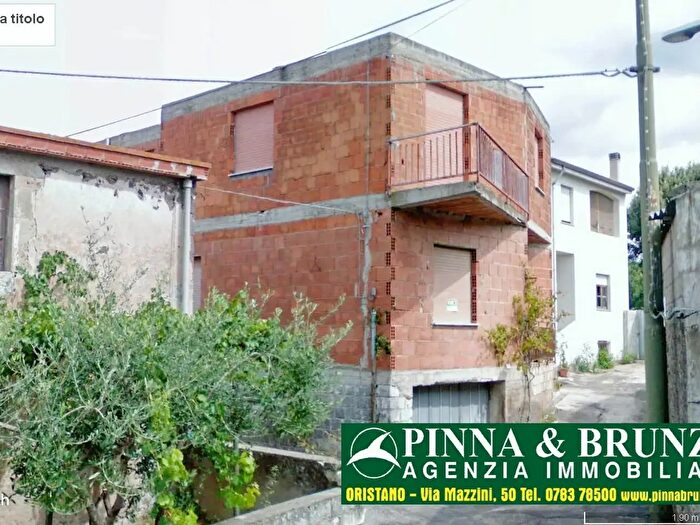 Casa con 10 locali in vendita in Via Indipendenza, Seneghe