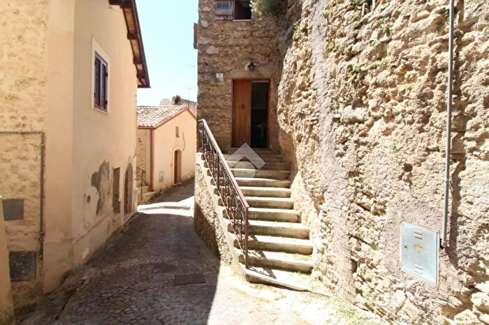 Appartamento trilocale in vendita in Vicolo dei Granai, Rocca Sinibalda