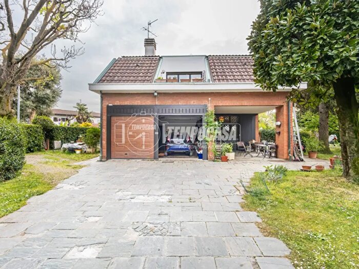 Casa con 9 locali in vendita in Cassina De Pecchi