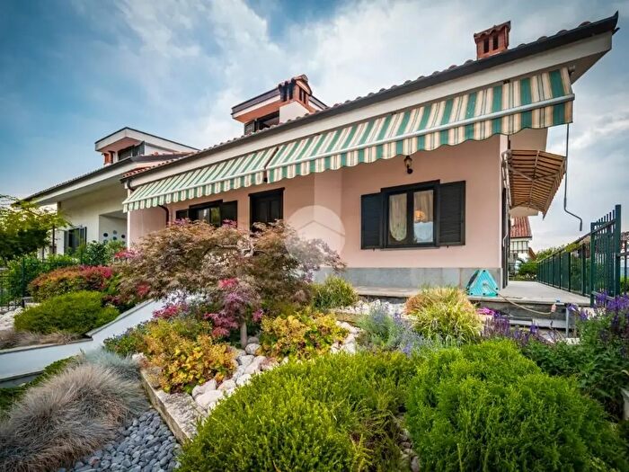 Casa con 6 locali in vendita in Via Valdo Fusi, Airasca