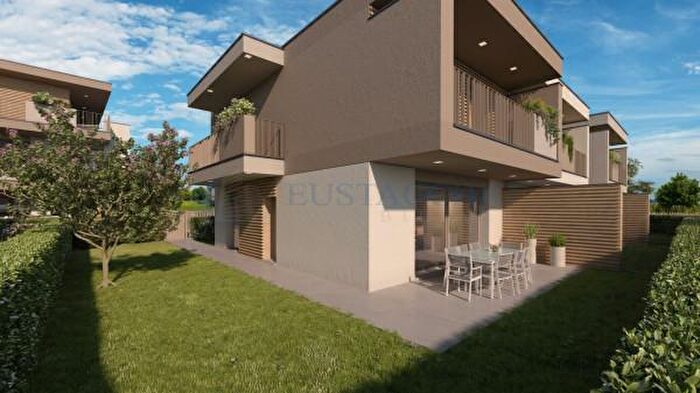 Casa quadrilocale in vendita in Via Don Giovanni Todeschini, Mozzo