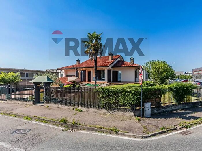 Casa con 5 locali in vendita in Via Settembrini, Lainate