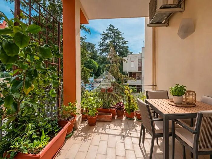 Appartamento trilocale in vendita in Clivo di Cinna, Roma
