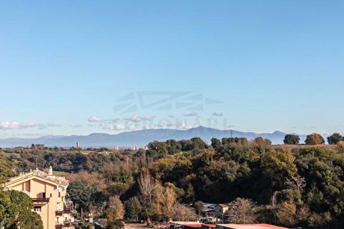 Appartamento quadrilocale in vendita in Via San Godenzo, Roma