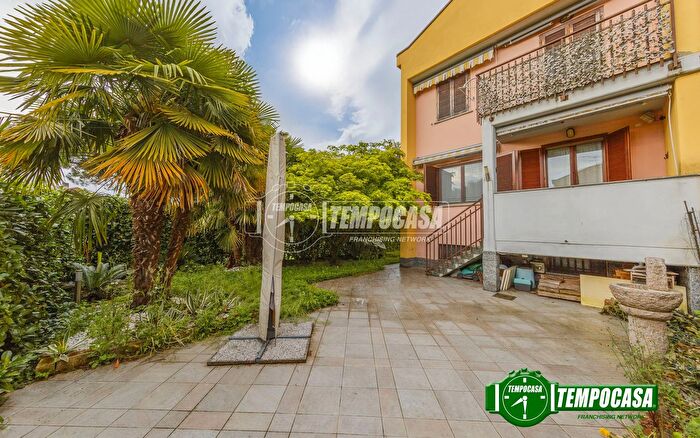 Casa quadrilocale in vendita in Via Falcone, Noviglio