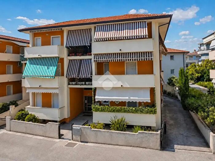 Appartamento trilocale in vendita in Via Versilia, Alba Adriatica
