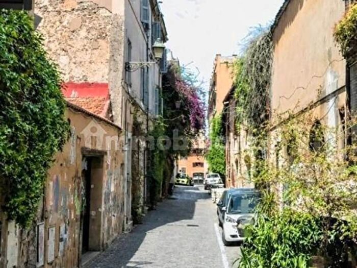 Appartamento trilocale in affitto in Via dei Fienaroli, Trastevere, Roma
