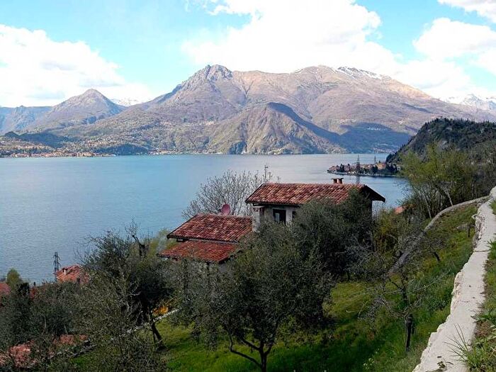 Casa quadrilocale in affitto in Via Pino, Fiumelatte, Varenna