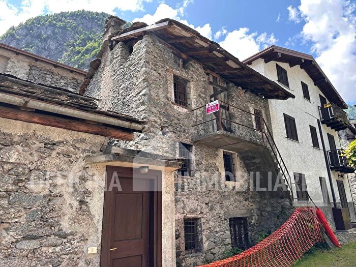 Casa trilocale in vendita in Via Canevali, Val Masino