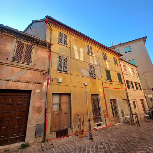 Casa con 7 locali in vendita in Osimo