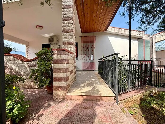 Casa con 5 locali in vendita in Via Giardinello, Carini