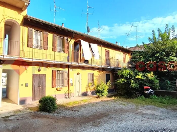 Appartamento bilocale in vendita in Via Giardino, Locate Di Triulzi