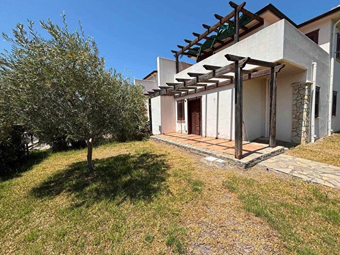 Casa quadrilocale in vendita in Campofelice Di Roccella