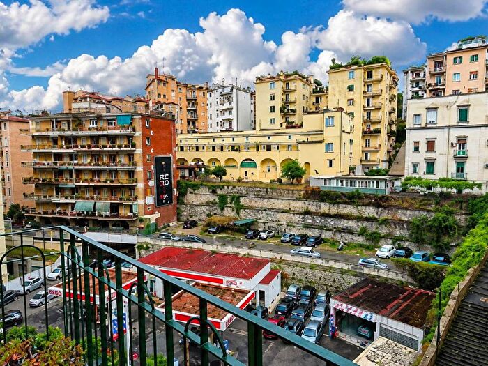 Appartamento quadrilocale in affitto in Viale Michelangelo, Vomero, Napoli