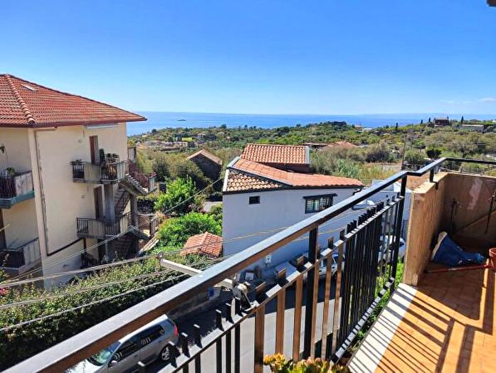 Appartamento con 6 locali in vendita in Via Acicastello, Aci Castello