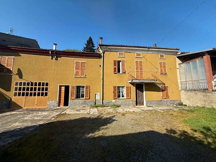 Casa con 6 locali in vendita in Predosa
