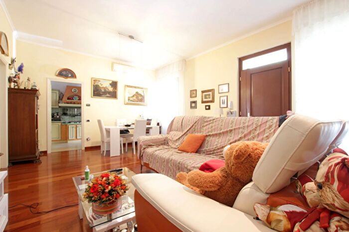 Appartamento con 8 locali in vendita in Via XXIV Maggio, Siena