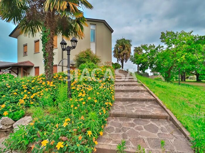 Casa con 6 locali in vendita in Via Mascagni, Cornate D'Adda