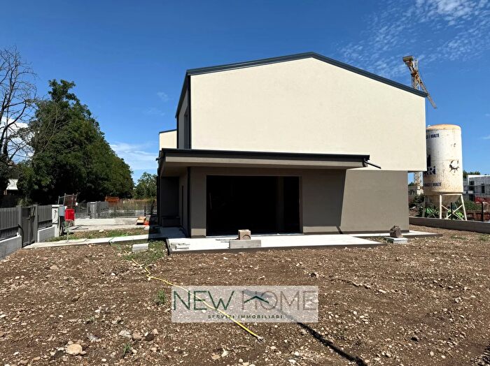 Casa quadrilocale in vendita in Via San Giovanni Luaptoto, Verona