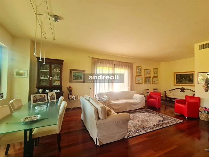 Casa con 7 locali in vendita in Jesi