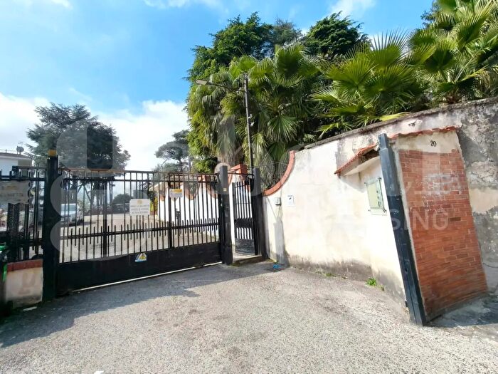 Appartamento con 5 locali in vendita in Salita Scudillo, Napoli