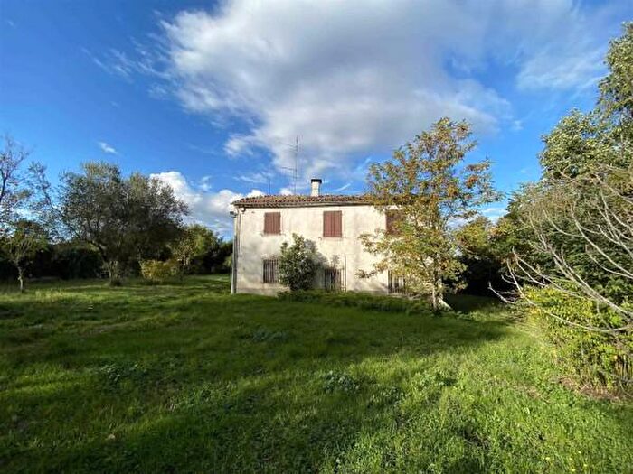 Casa con 5 locali in vendita in Fossombrone