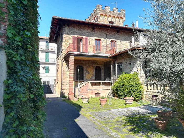 Casa con 13 locali in vendita in Firenze, Firenze