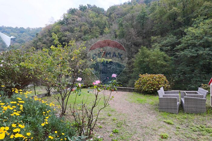 Appartamento con 6 locali in vendita in Via Lombardo, Campomorone