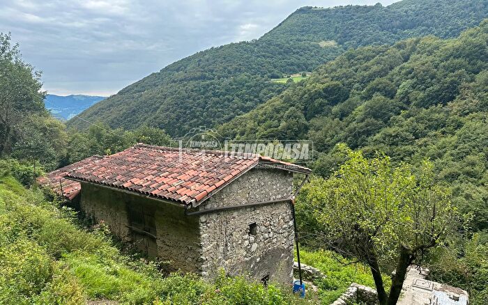 Casa trilocale in vendita in Ss, Tavernola Bergamasca