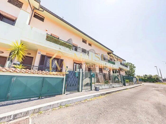 Casa con 6 locali in vendita in Via Rozzano, Roma