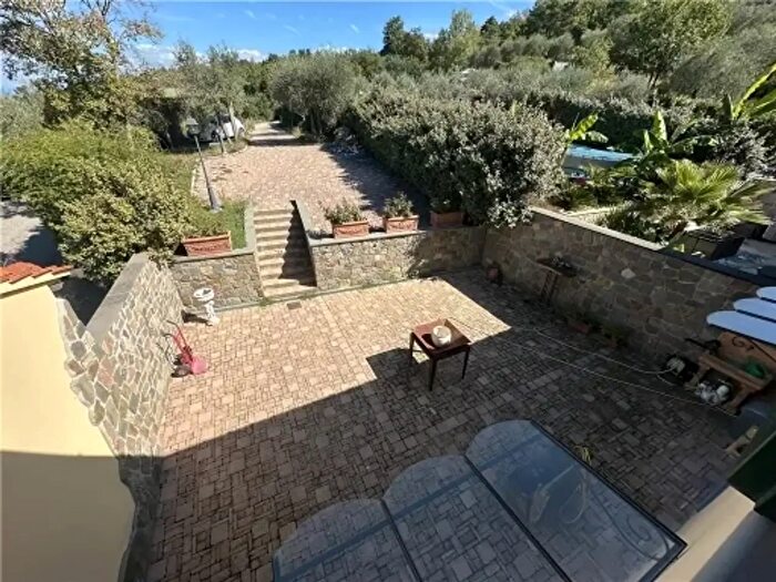 Casa con 6 locali in vendita in Scandicci