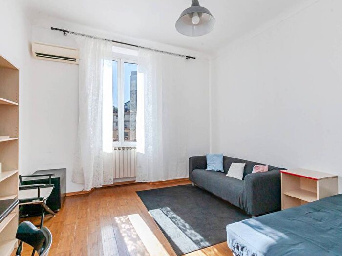 Appartamento trilocale in affitto in Via Garigliano, Isola, Milano