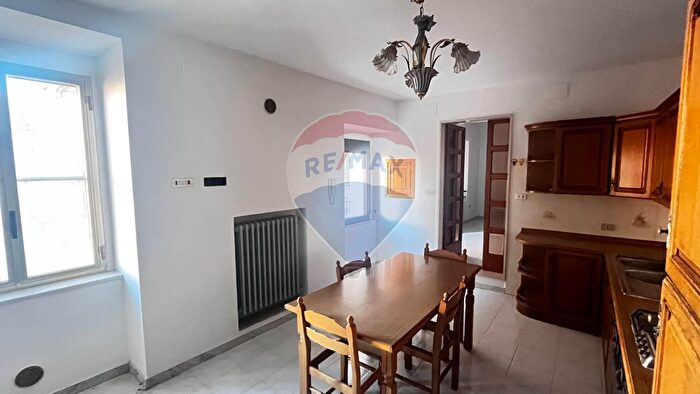 Casa con 10 locali in vendita in Piazza dei Caduti, Matrice