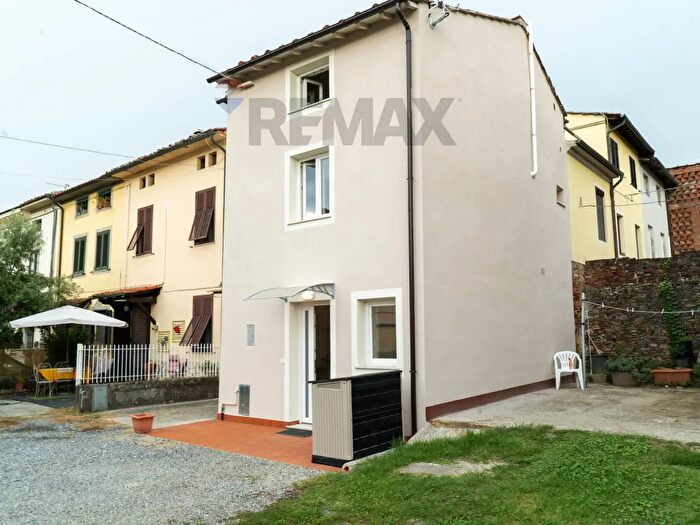 Casa quadrilocale in vendita in Via della Chiesa di Toringo, Capannori