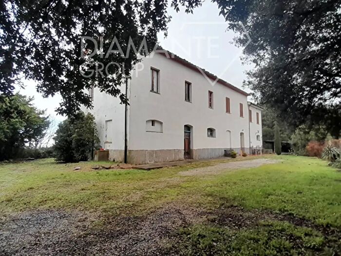 Casa con 8 locali in vendita in Pomarance