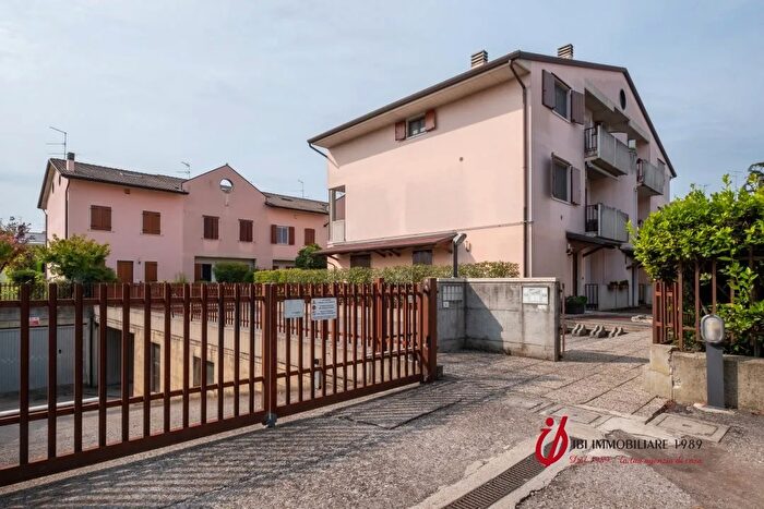 Appartamento con 6 locali in vendita in Via Centurare a, Villafranca Di Verona
