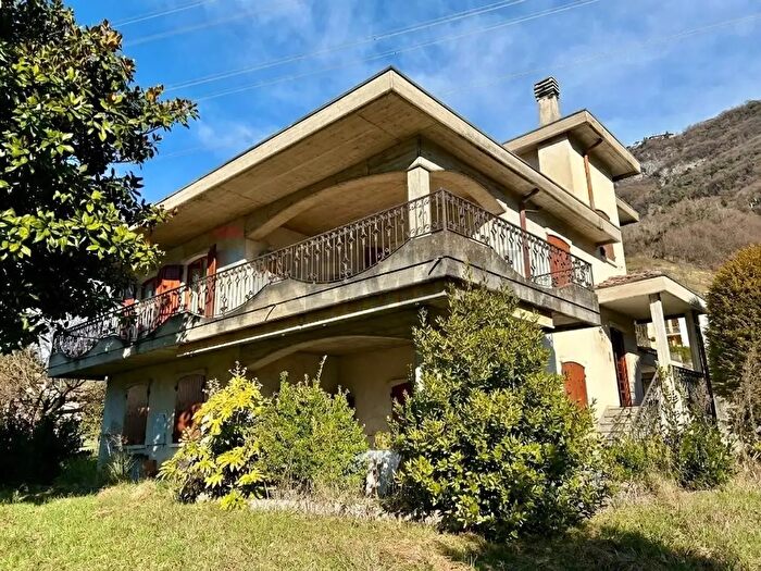 Casa con 8 locali in vendita in Sovere