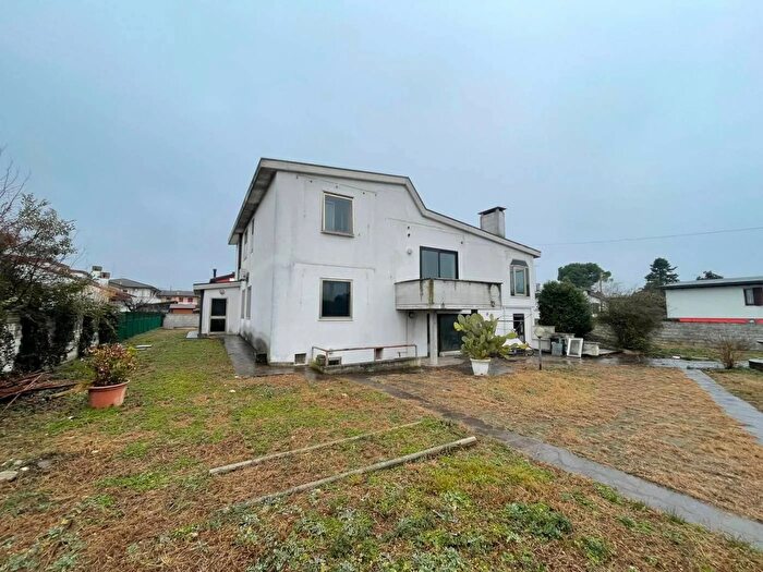 Casa con 6 locali in vendita in Via SantAgostino, Paese