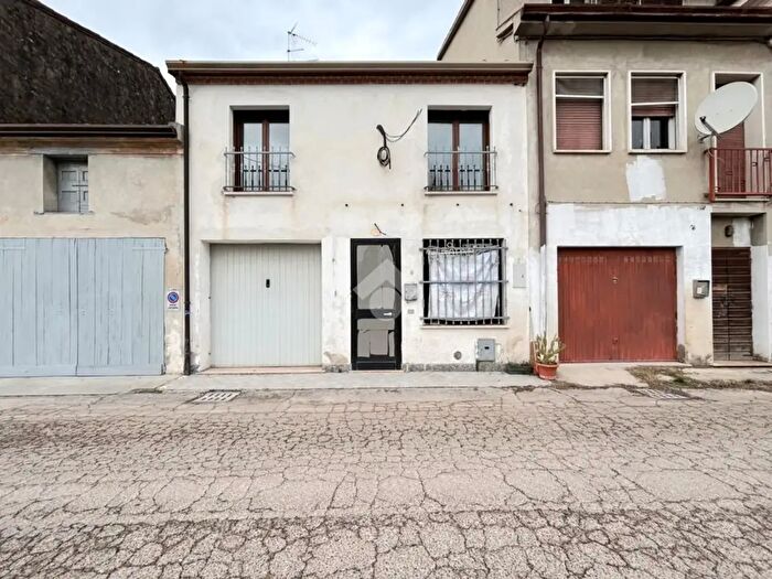 Casa quadrilocale in vendita in Stradello Maffei, San Benedetto Po