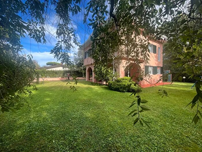 Casa con 6 locali in vendita in Massa