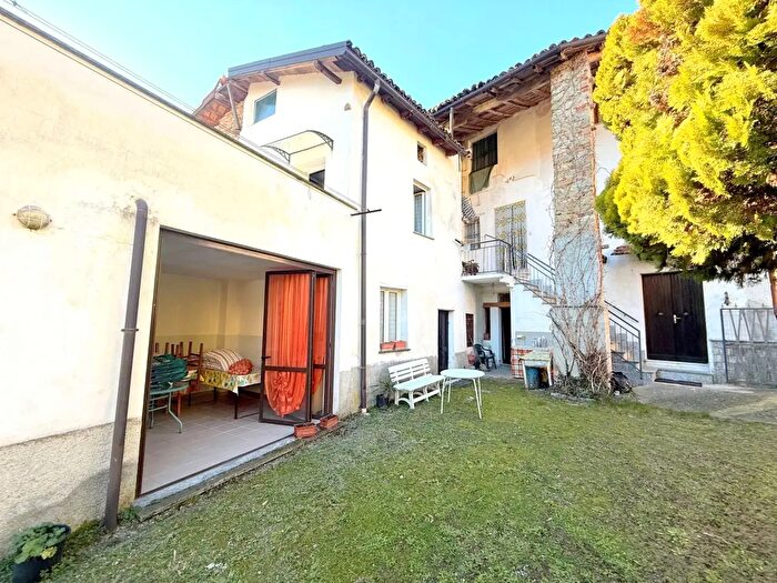 Casa con 8 locali in vendita in Via Roma, Stazzano