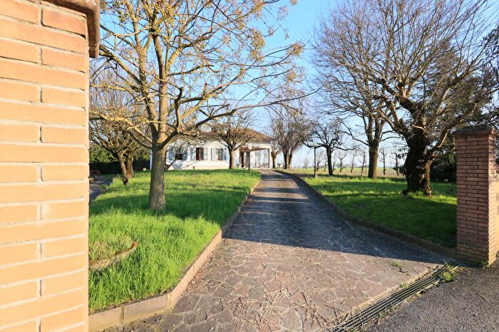 Casa con 8 locali in vendita in Via Paganini, Sissa Trecasali