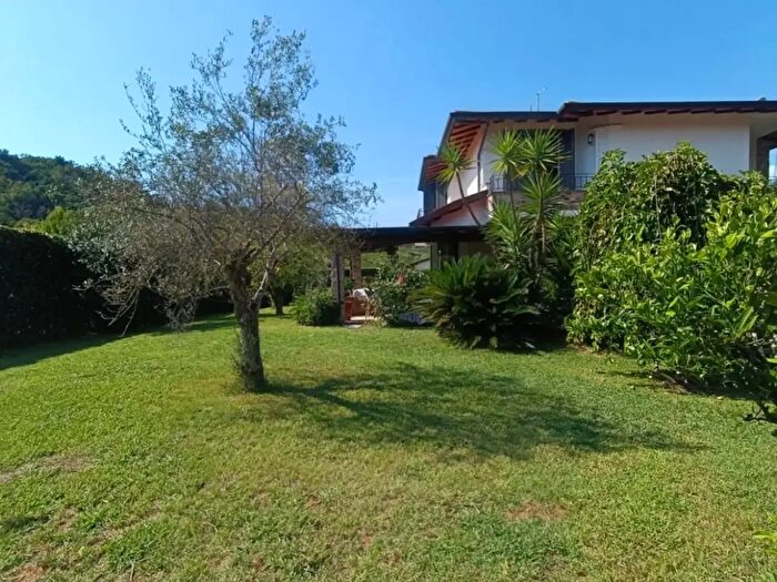 Casa con 6 locali in vendita in Massa