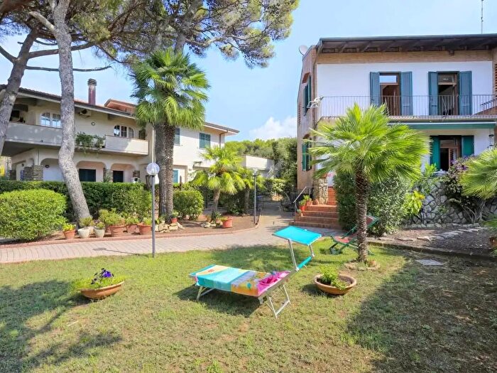 Casa con 9 locali in vendita in Livorno