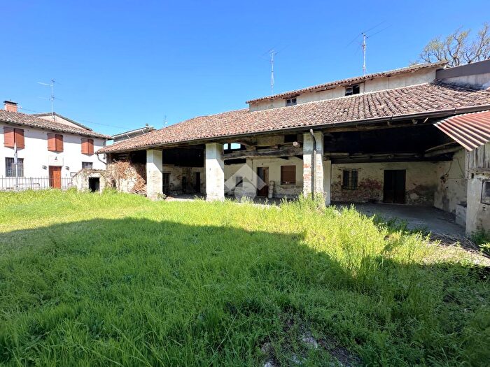 Casa con 5 locali in vendita in Via Cascine, Torlino Vimercati