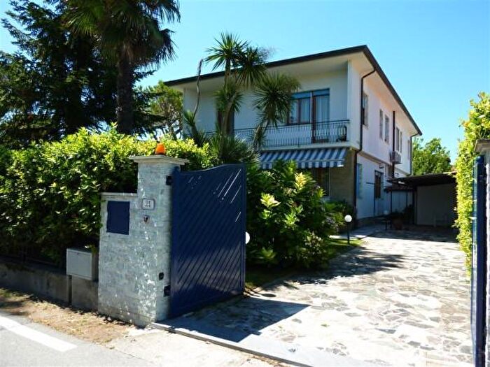 Casa con 6 locali in affitto in Forte Dei Marmi