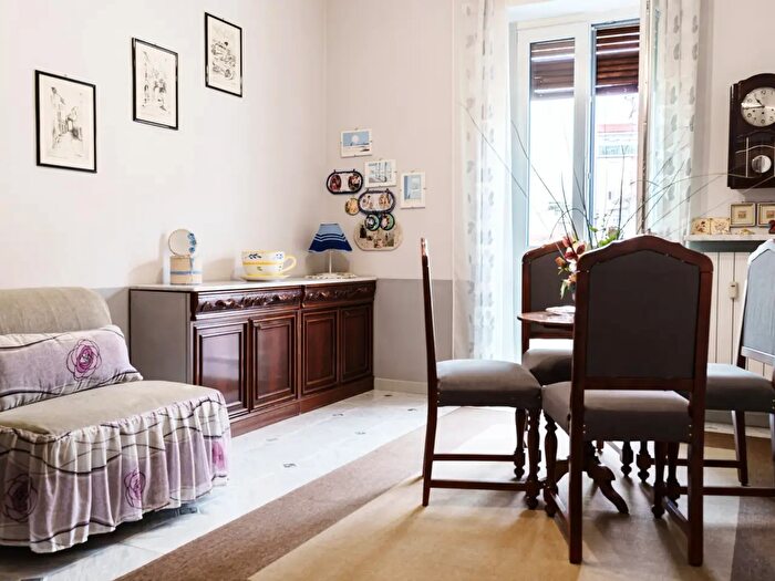 Appartamento con 7 locali in vendita in Via Limone, Torino