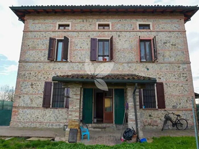 Casa con 6 locali in vendita in Strada Pedrignano, Parma
