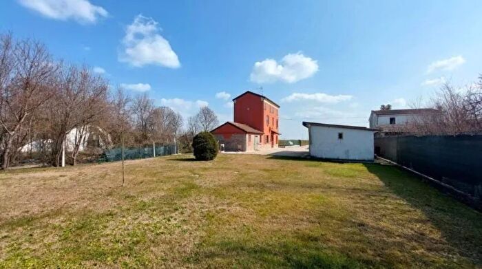 Casa con 5 locali in vendita in Via Doschi Nuovi Mirandola Modena, Mirandola