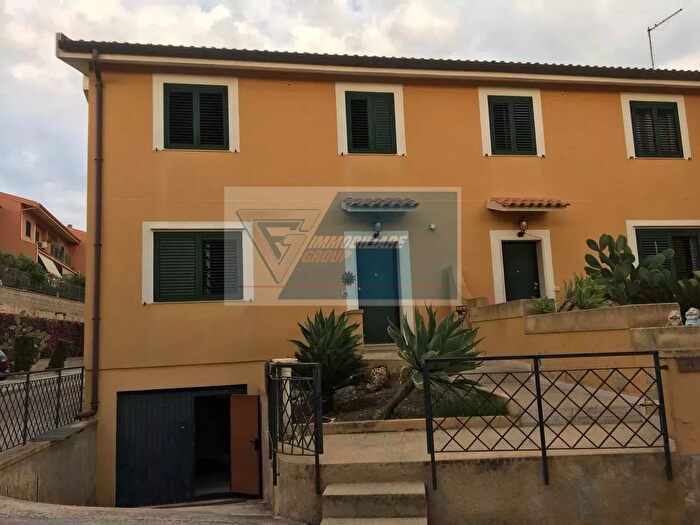 Casa con 7 locali in vendita in Siracusa